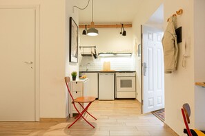 Kühlschrank, Ofen, Herdplatte, Wasserkocher mit Kaffee-/Teezubehör