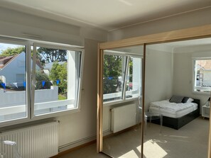 4 bedrooms, desk, iron/ironing board, WiFi