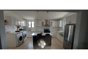 Refrigerador y utensilios de cocina 