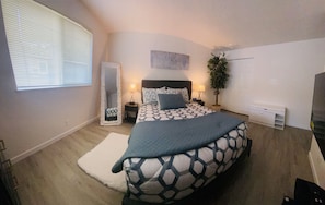 3 habitaciones, tabla de planchar con plancha y cuna de viaje