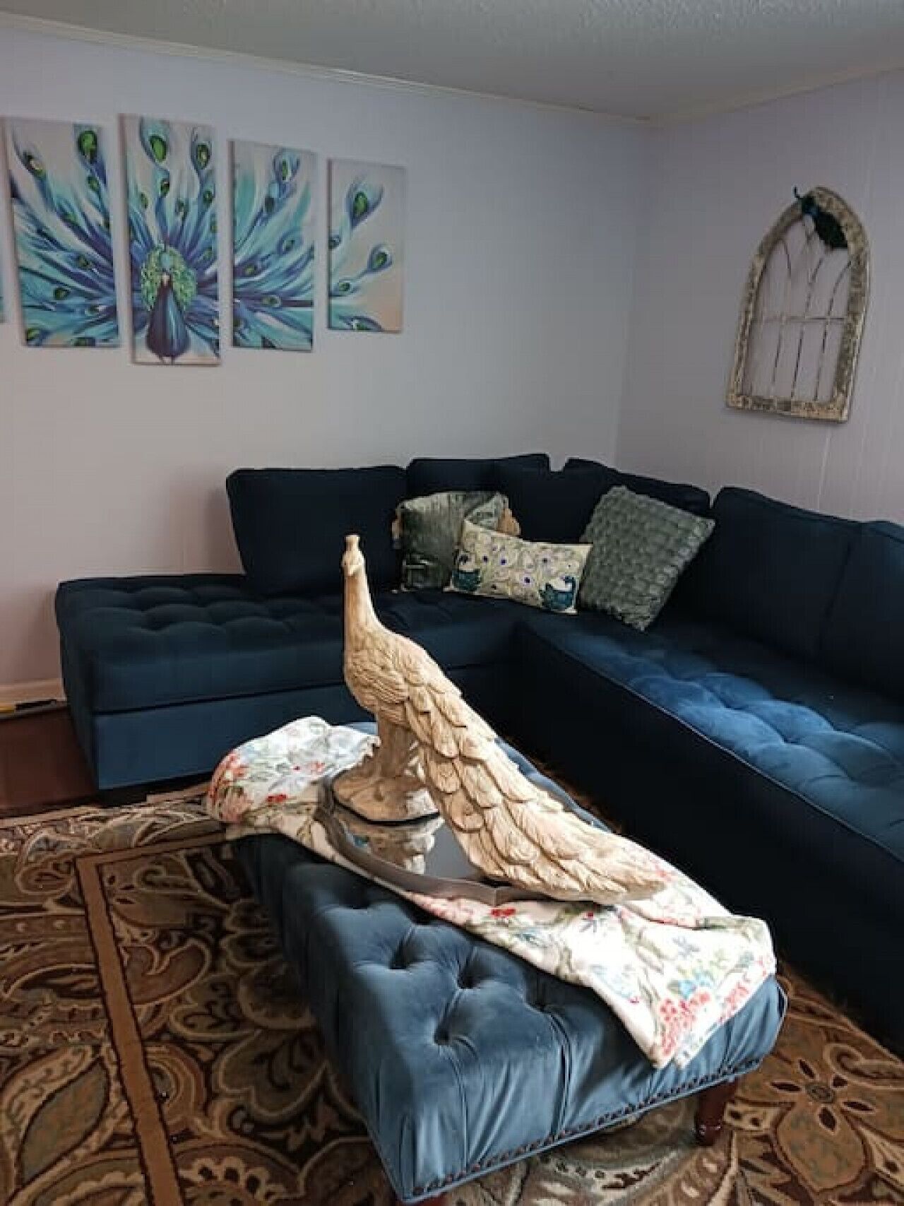 TV connectée, livres, espaces bureaux