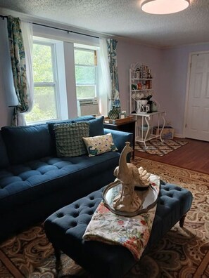 Smart-tv, boeken en een kantoor