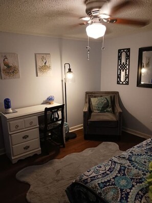 2 bedrooms, desk, iron/ironing board, free WiFi - Park Ave Peacock in the heart of Cleveland TN (Cleveland)