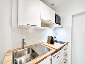 Geladeira, micro-ondas, cooktop, cafeteira/chaleira