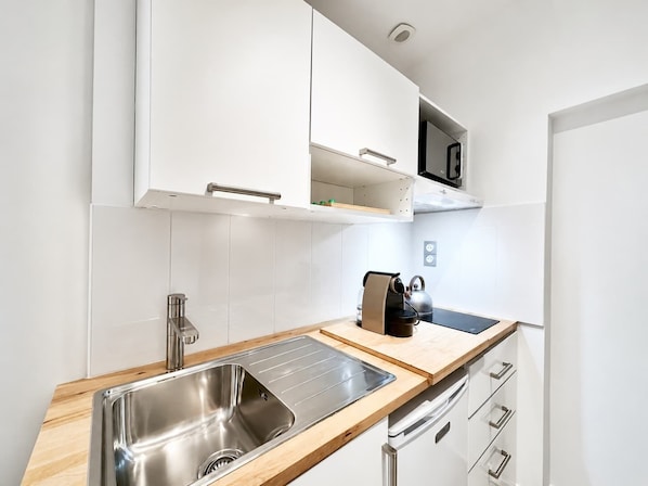 Coffee/tea maker, fridge, microwave, stovetop