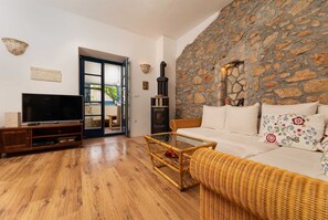 TV, fireplace, table football, ping pong - Villa O'Lucky with pool and unique tavern "konoba" (Polje (Krk))