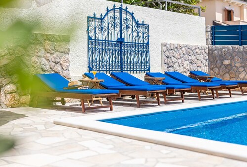 Villa O'Lucky mit Pool und einzigartiger Taverne "konoba"