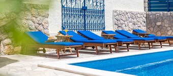 Villa O'Lucky with pool and unique tavern "konoba"