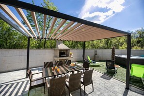 Outdoor dining - Villa Veroniq with a Pool & Jacuzzi (Hlapa (Krk))