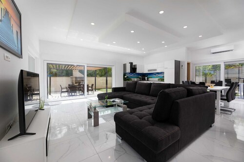 Villa Veroniq with a Pool & Jacuzzi