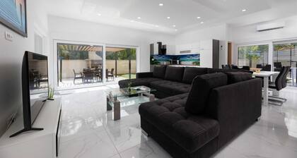 Villa Veroniq with a Pool & Jacuzzi