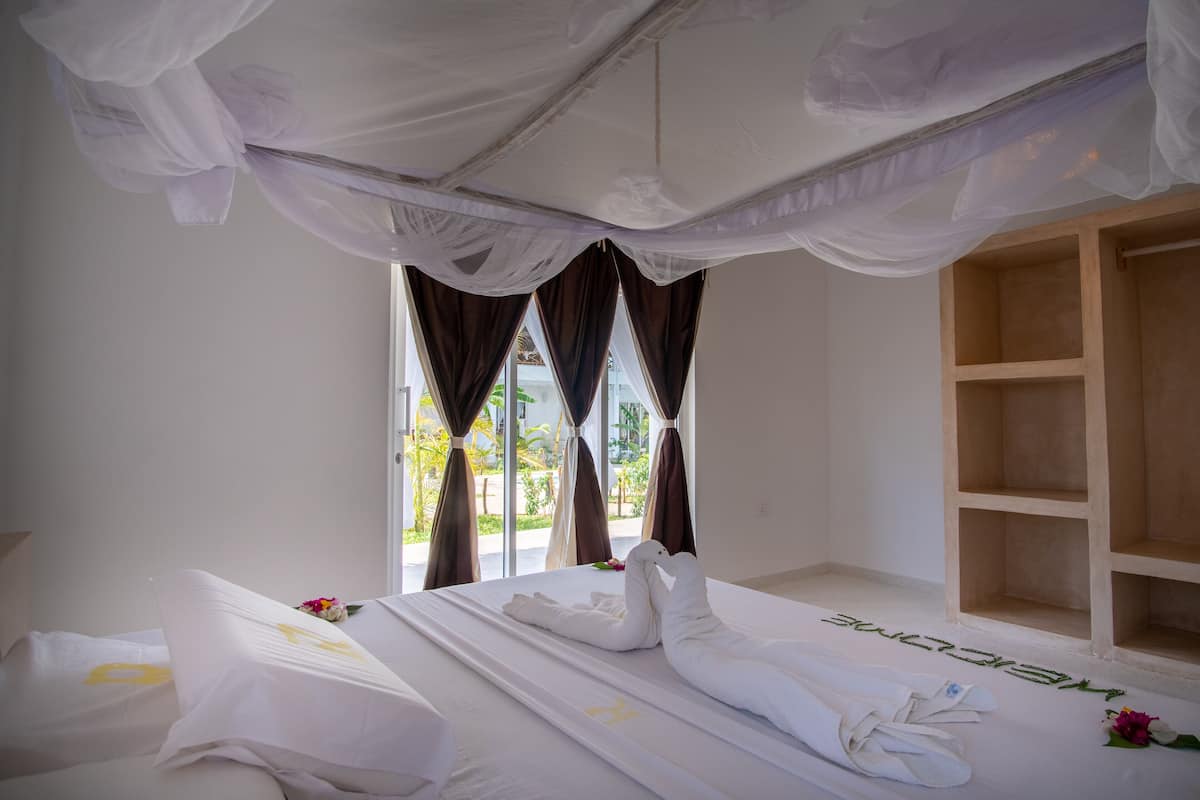 Cortinas blackout, tabla de planchar con plancha y wifi gratis 