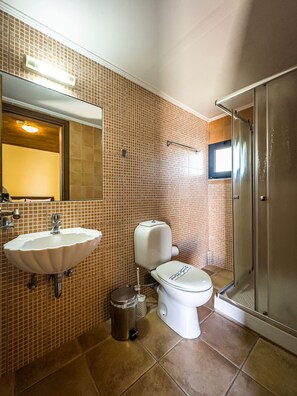 Badewanne, Haartrockner, Handtücher