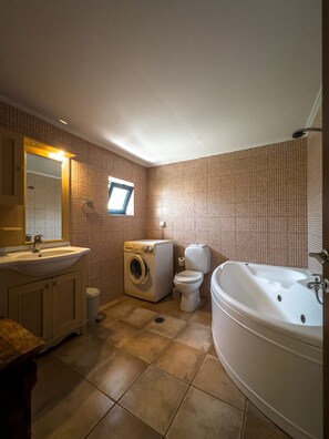 Baignoire, sèche-cheveux, serviettes fournies