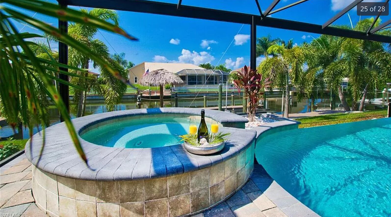 Una piscina al aire libre, una piscina climatizada