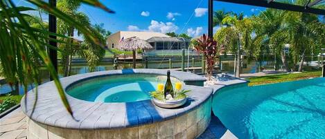 Una piscina al aire libre, una piscina climatizada