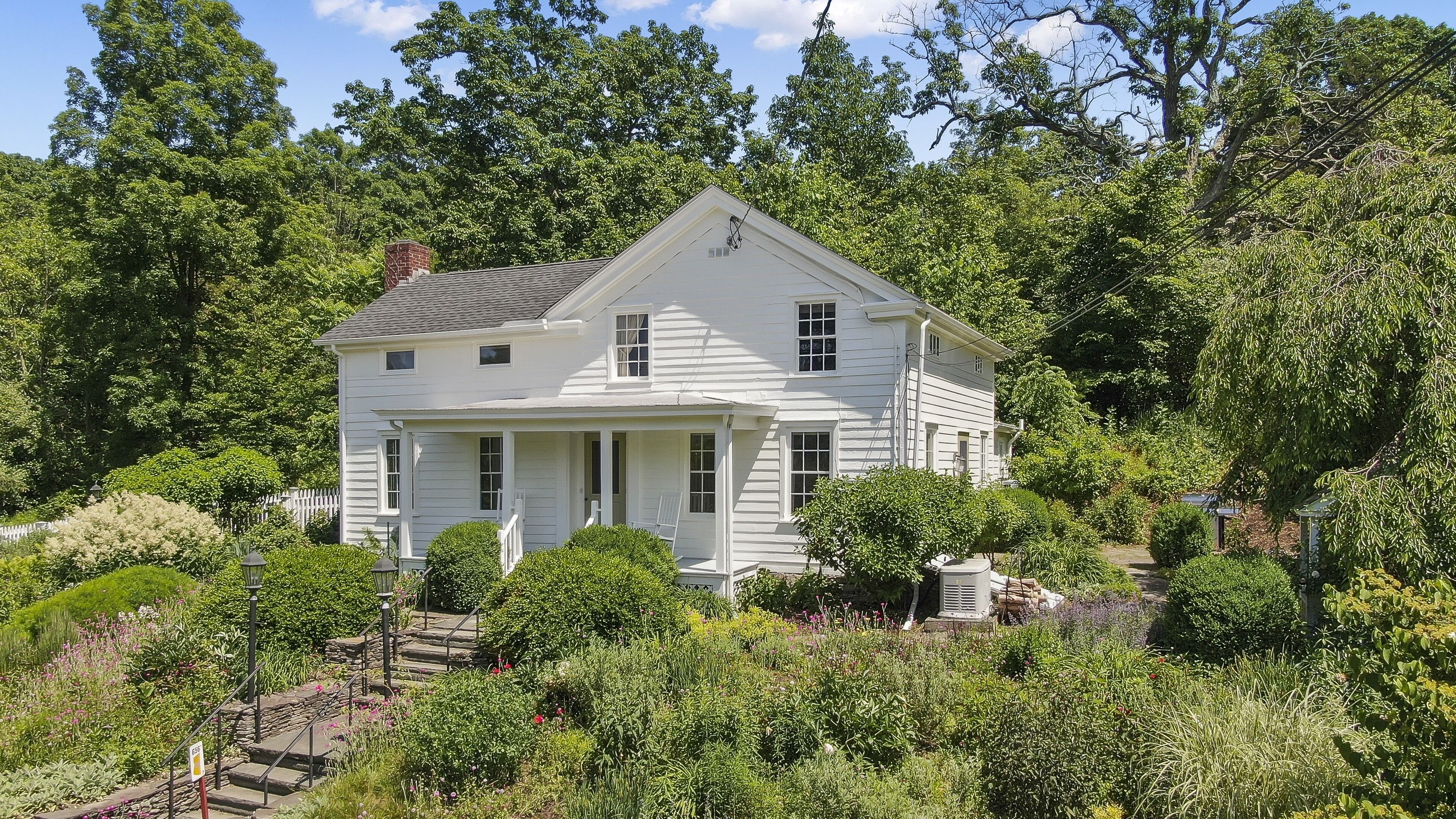 Antique Farmhouse + Scandinavian Barn + Pool