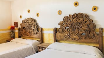 Habitación doble | Tabla de planchar con plancha y ropa de cama