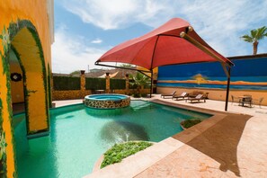 Una piscina al aire libre