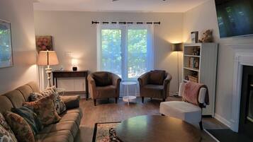 Téléviseur connecté, foyer, livres, écran d’ordinateur