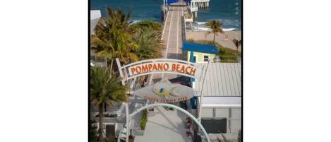 Playa en los alrededores, camastros y toallas de playa