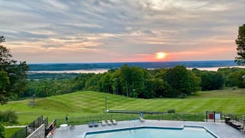 Piscine couverte, piscine extérieure