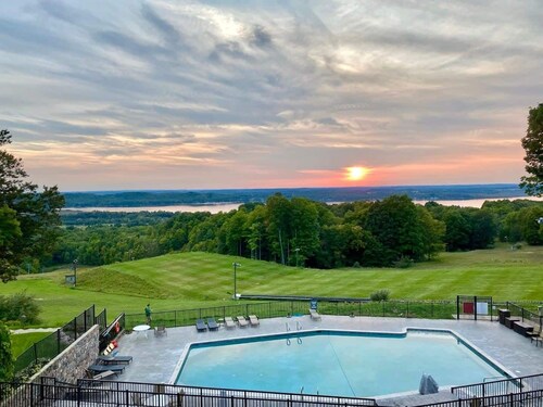 New ⭐️ 3 Bed Schuss Mountain Condo w/Pool Access