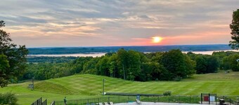 New ⭐️ 3 Bed Schuss Mountain Condo w/Pool Access