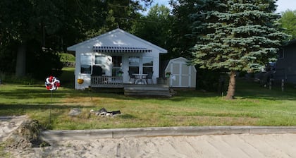 Cute lakefront cottage on all-sport Little Sand Lake