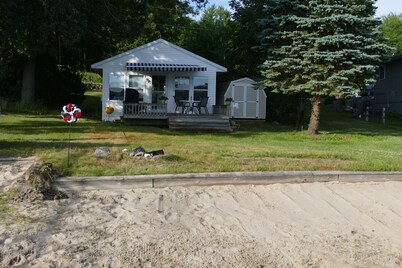 Cute lakefront cottage on all-sport Little Sand Lake