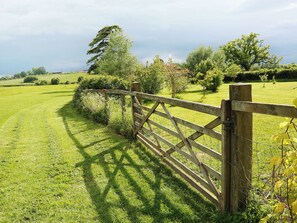 Property grounds - 1 bedroom accommodation in South Barrow, near Yeovil (South Barrow, near Yeovil)