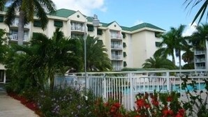 Ein Hotel mit mehreren Etagen, Balkonen und einem Swimmingpool.