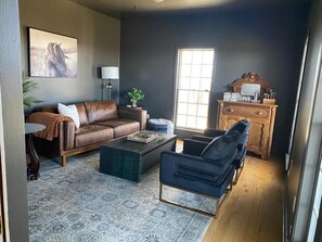 Smart TV, chimenea, futbolito y tenis de mesa 