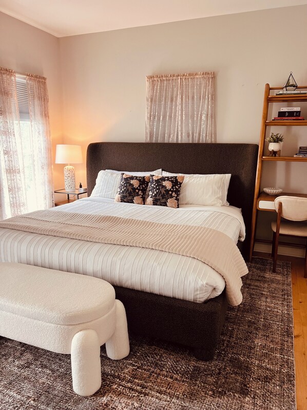 7 habitaciones, escritorio y tabla de planchar con plancha 