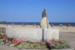 På stranden