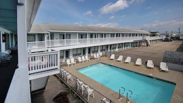 Kolam renang outdoor musiman