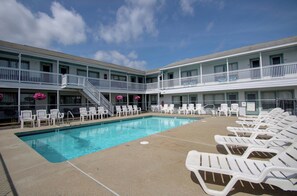 季节性开放的室外游泳池