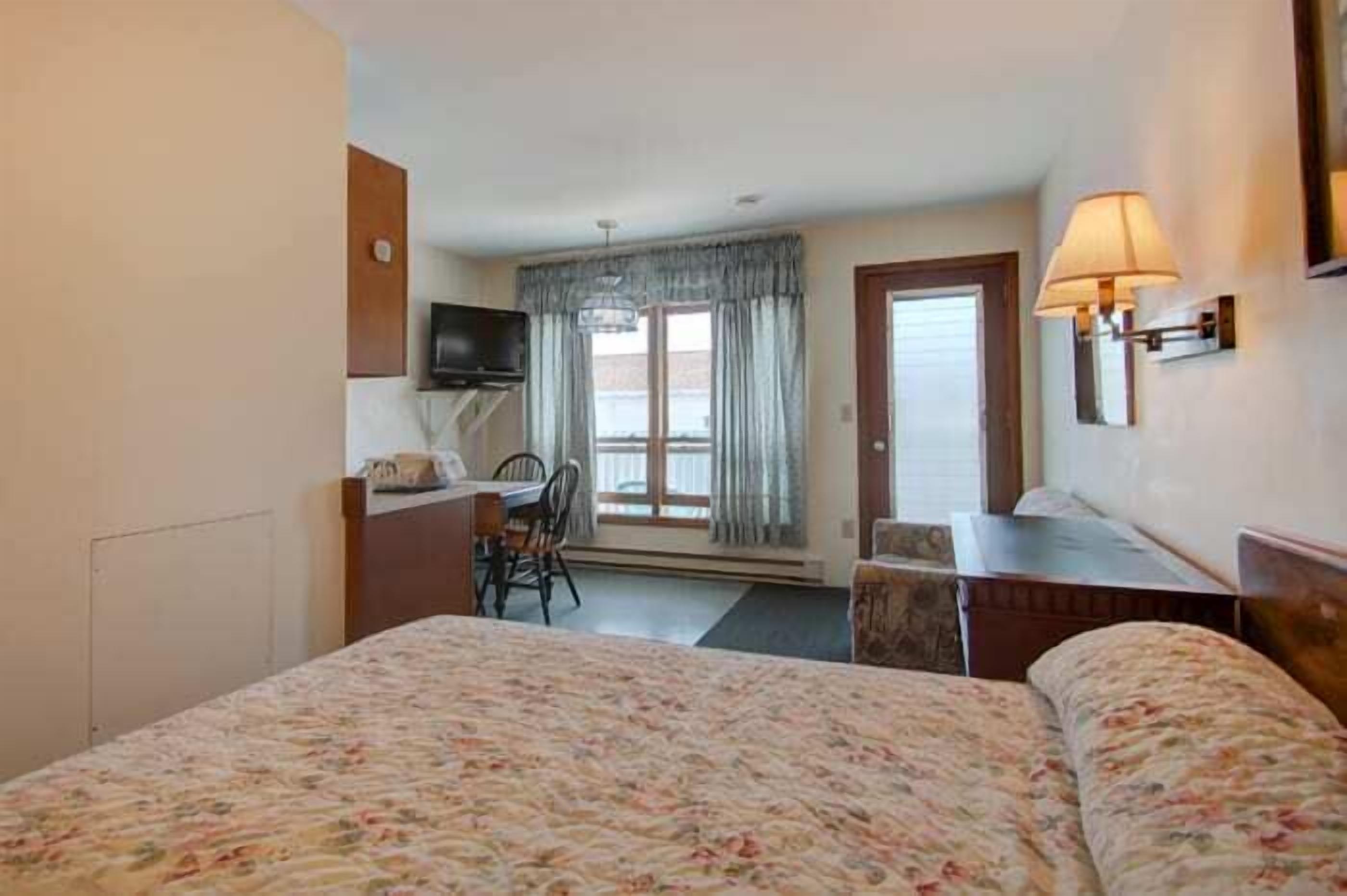 Deluxe Room, Kitchenette | Free WiFi, bed sheets