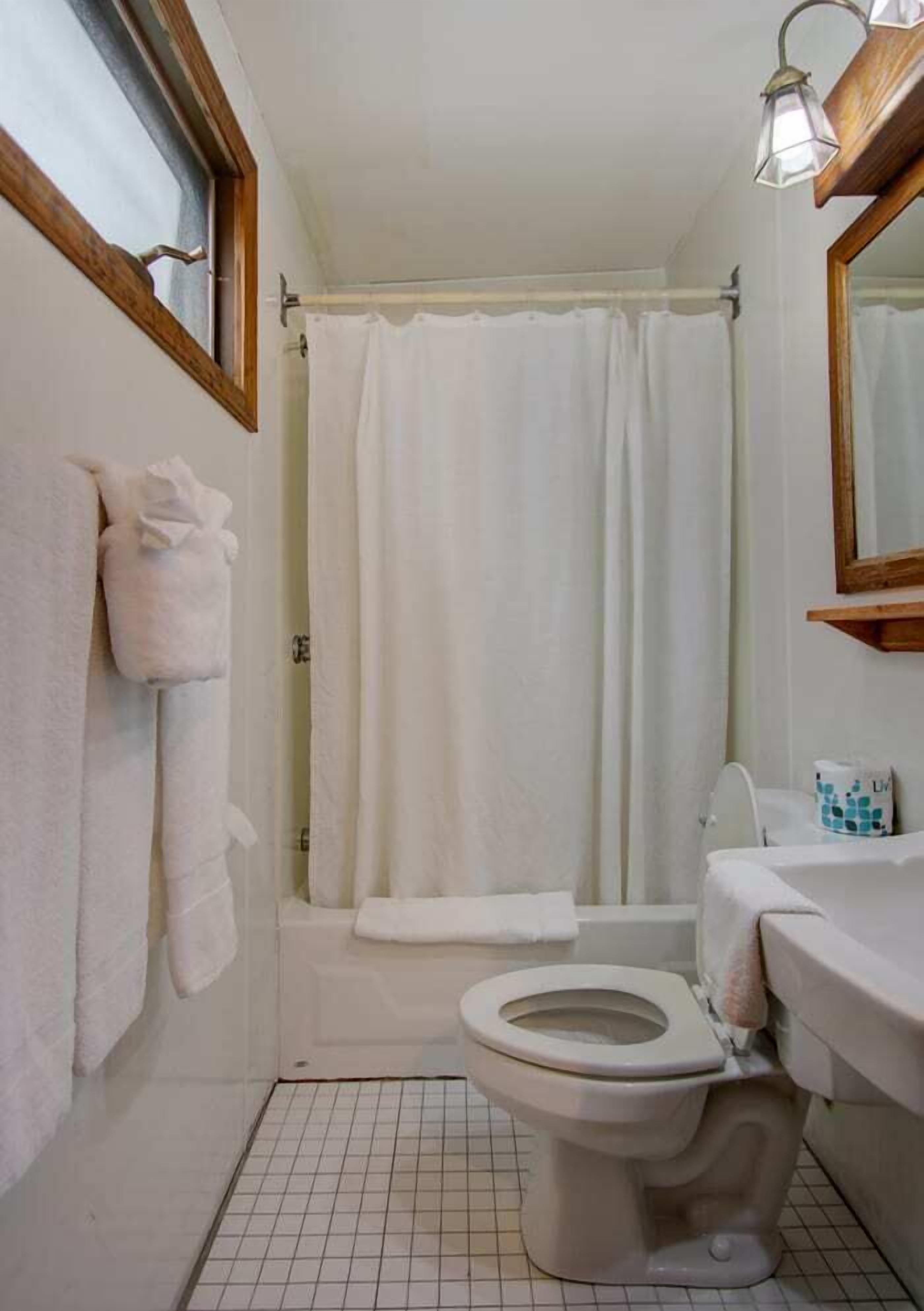 Standard Double Room | Bathroom | Towels