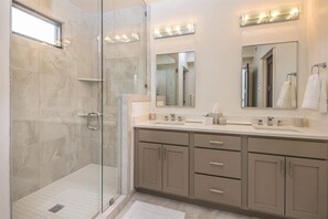 Combined shower/bathtub, hair dryer, towels - Stunning 3-Bedroom Townhome in Big Sky Town Center (Big Sky)