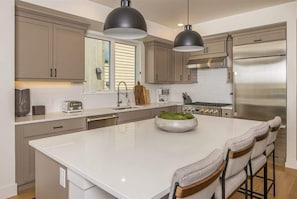 Réfrigérateur, four à micro-ondes, un four, surface de cuisson
