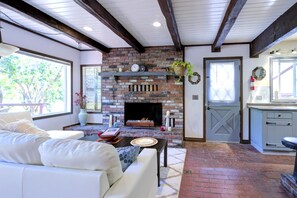 Smart TV, fireplace, books - Riverside Home With a Rustic Charm (Washougal)