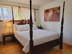 5 bedrooms, desk, free WiFi - Riverside Home With a Rustic Charm (Washougal)