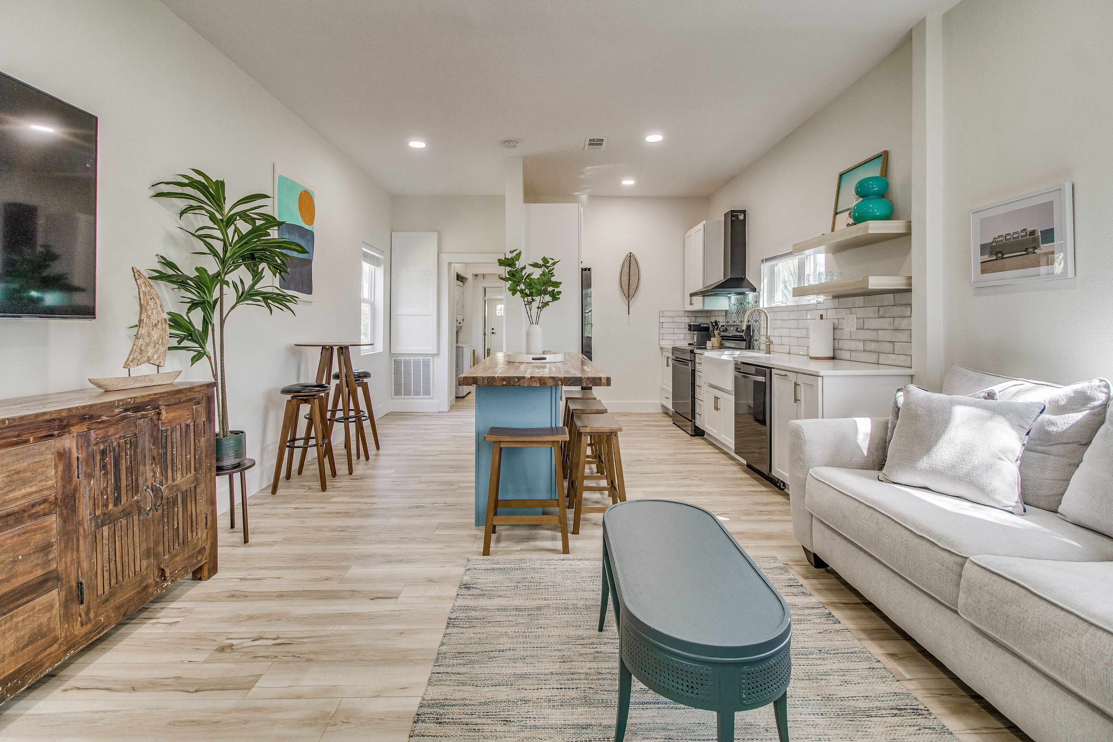 Zach's Place: Stylish 2BR/2BA Vacation Retreat with Modern Amenities, Close to Downtown and Beaches