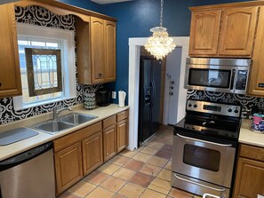 Fridge, microwave, oven, stovetop - Oma's House on Orange (Pet Friendly) (Abilene)