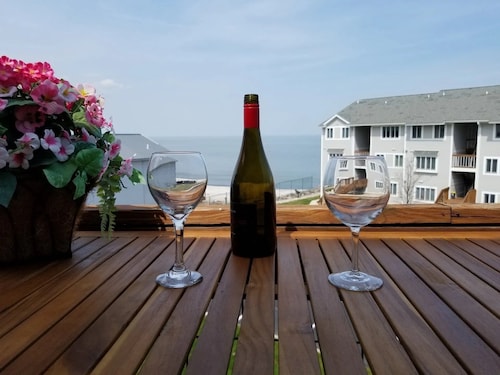 Lakeside Retreat- Lake Erie