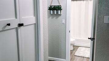 2 bedrooms, desk, iron/ironing board, free WiFi