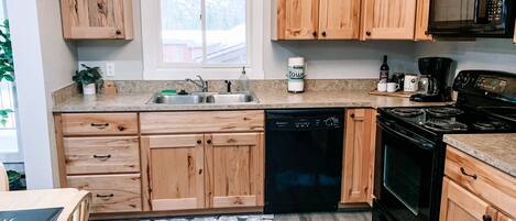 ثلاجة، ميكروويف، فرن، موقد طهي مسطح