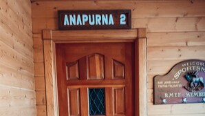 Una puerta de madera con un letrero encima que dice "ANAPURNA 2".