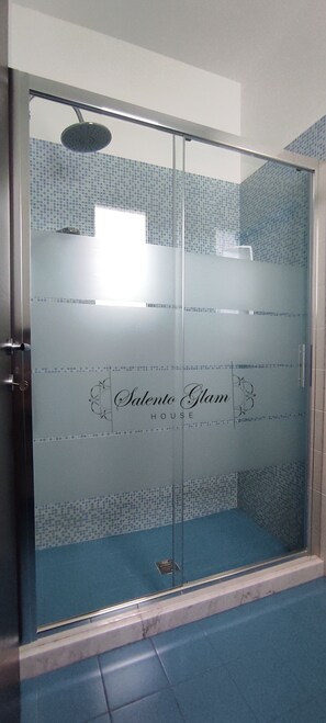Dusche, Haartrockner, Bidet, Handtücher